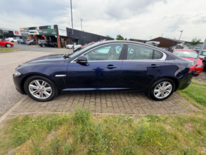 2014 Jaguar Xf 2.2d Luxury Auto Euro 5 (s/s) 4dr in Blue — image 5