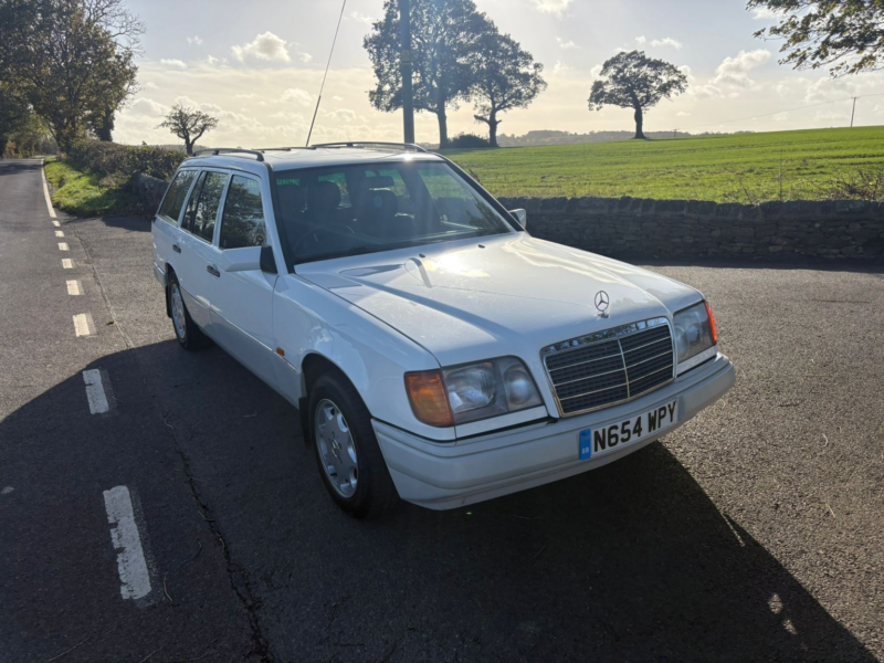 1995 Mercedes-Benz 220 Ref 8837 - Mercedes Benz W124 E220 Automatic Estate - Air Con (rhd - Uk Car) in White — image 1
