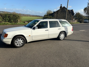 1995 Mercedes-Benz 220 Ref 8837 - Mercedes Benz W124 E220 Automatic Estate - Air Con (rhd - Uk Car) in White — image 3