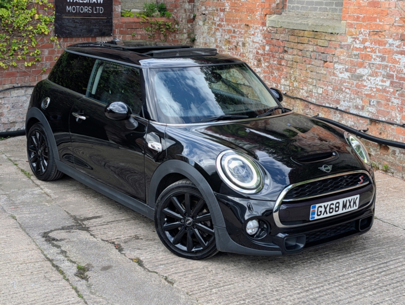 2019 MINI Hatch 2.0 3-Door Hatch Cooper S Classic in Black — image 1