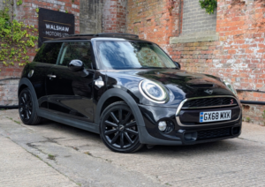 2019 MINI Hatch 2.0 3-Door Hatch Cooper S Classic in Black — image 2