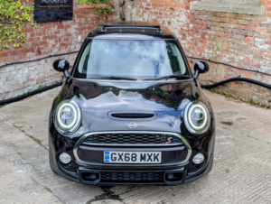 2019 MINI Hatch 2.0 3-Door Hatch Cooper S Classic in Black — image 4
