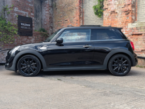2019 MINI Hatch 2.0 3-Door Hatch Cooper S Classic in Black — image 5