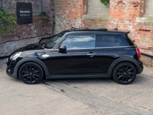 2019 MINI Hatch 2.0 3-Door Hatch Cooper S Classic in Black — image 6