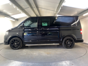 2014 Volkswagen Transporter 2.0 Tdi T30 Highline Kombi 4dr Diesel Manual L1 H1 (198 G/km, 138.08 Bhp) in Black — image 2