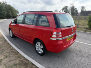 2014 Vauxhall Zafira 1.8 16v Exclusiv in Red — image 2