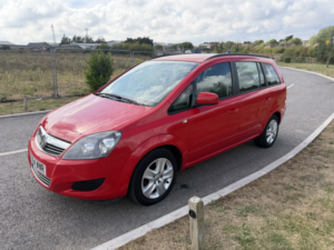 2014 Vauxhall Zafira 1.8 16v Exclusiv in Red — image 3