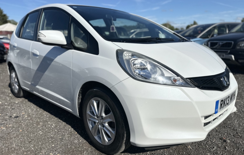 2013 Honda Jazz 1.4 I-Vtec Es in White — image 1