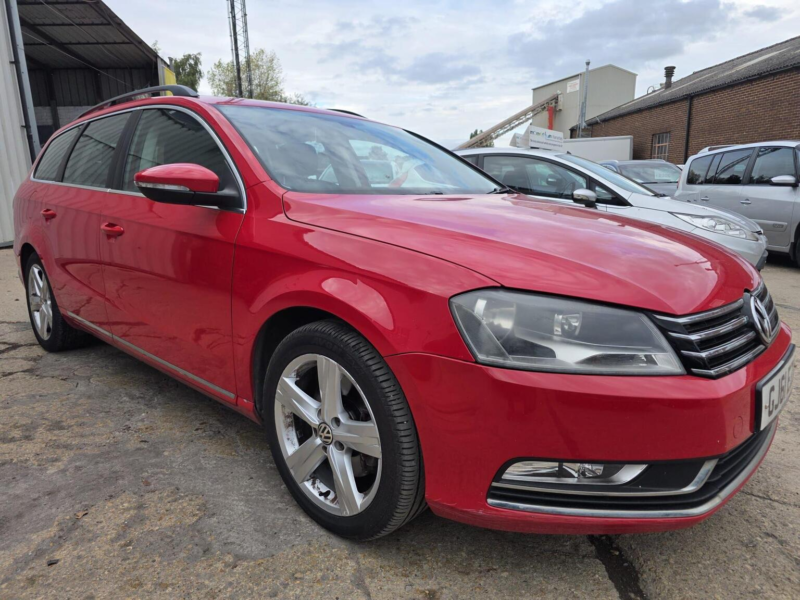 2011 Volkswagen Passat 1.8 Tsi Se DSG Euro 5 5dr in Red — image 1
