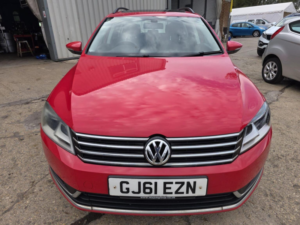 2011 Volkswagen Passat 1.8 Tsi Se DSG Euro 5 5dr in Red — image 2