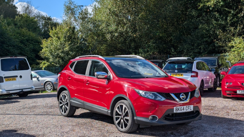 2014 Nissan Qashqai 1.5 Dci Tekna in Red — image 1