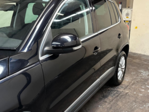 2015 Volkswagen Tiguan 2.0 Tdi Bluemotion Tech Match DSG 4WD Euro 6 (s/s) 5dr in Black — image 4
