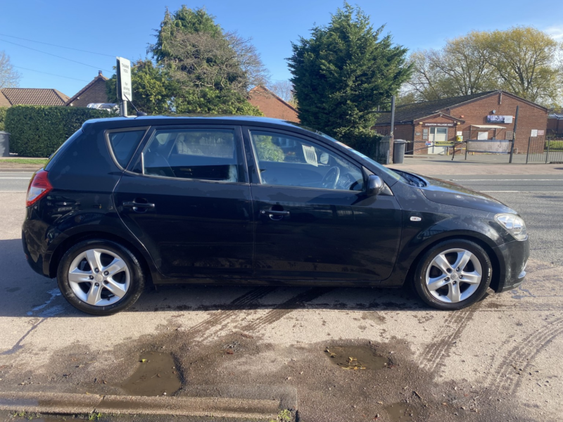 2011 Kia Ceed 1.6 Crdi 2 £35 Road Tax Last Owner 13.5 Years in Black — image 1