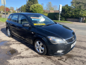 2011 Kia Ceed 1.6 Crdi 2 £35 Road Tax Last Owner 13.5 Years in Black — image 2