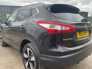 2015 Nissan Qashqai 1.2 Dig-T N-Tec+ 2WD Euro 5 (s/s) 5dr in Black — image 4