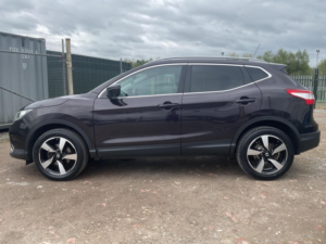 2015 Nissan Qashqai 1.2 Dig-T N-Tec+ 2WD Euro 5 (s/s) 5dr in Black — image 6