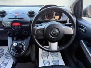 2013 Mazda Mazda2 1.3 Tamura Euro 5 5dr in Blue — image 3