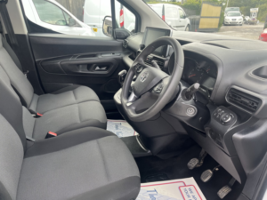 2021 Vauxhall Combo 1.5 Turbo D 2300 Sportive in White — image 3