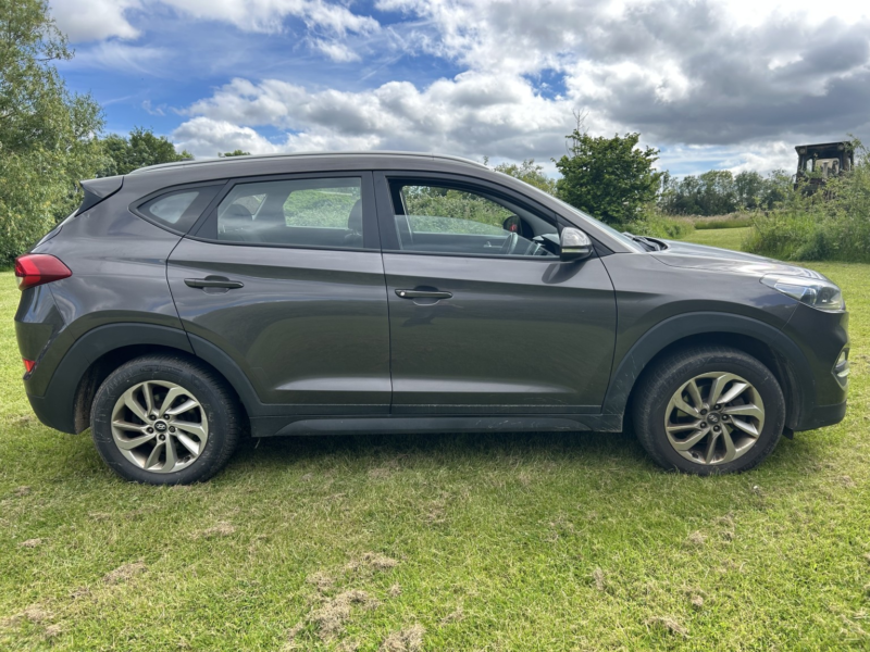 2016 Hyundai Tucson 1.7 Tucson Se Nav 1.7 D 116ps Bd +fss in Grey — image 1