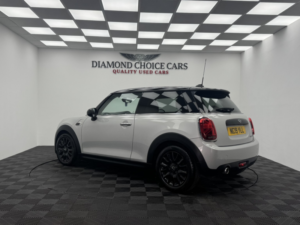 2019 MINI Hatch 1.5 3-Door Hatch Cooper Classic in Silver — image 4