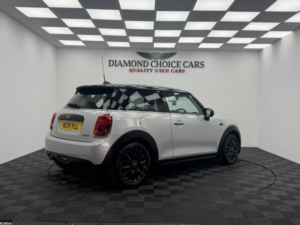 2019 MINI Hatch 1.5 3-Door Hatch Cooper Classic in Silver — image 6