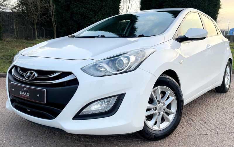 2012 Hyundai I30 1.6 Crdi Style Nav Auto Euro 5 5dr in White — image 1