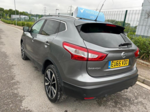 2015 Nissan Qashqai 1.2 Dig-T Tekna 2WD Euro 6 (s/s) 5dr in Grey — image 4