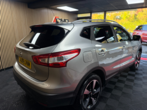 2016 Nissan Qashqai 1.2 Dig-T N-Connecta SUV 5dr Petrol Manual 2WD Euro 6 (s/s) (115 Ps) in Silver — image 3
