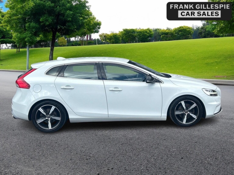 2018 Volvo V40 2.0 T2 Gpf R-Design Nav Plus Euro 6 (s/s) 5dr in White — image 1