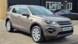 2016 Land Rover Discovery Sport 2.0 Td4 Se Tech Auto 4WD Euro 6 (s/s) 5dr in Brown — image 4