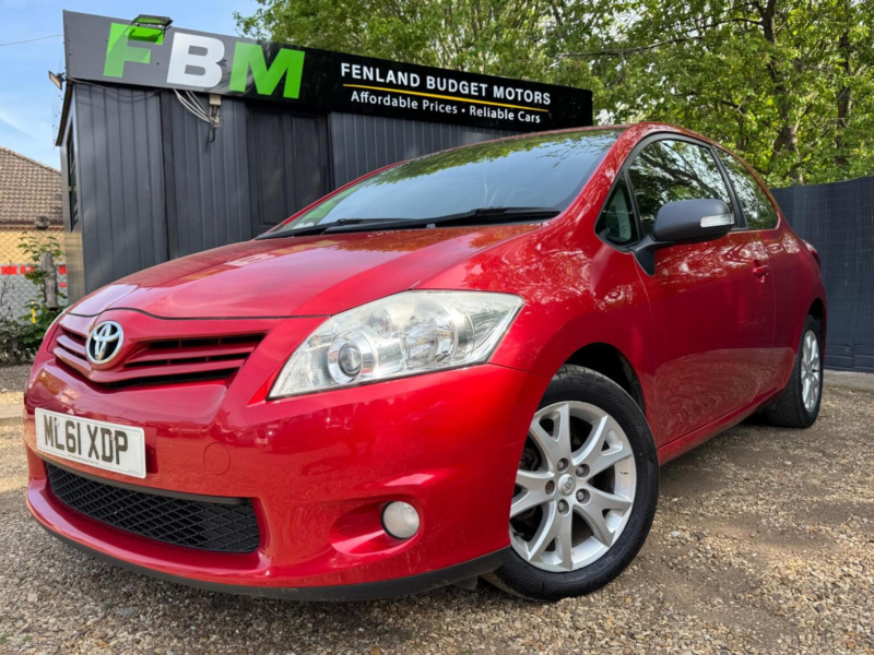 2011 Toyota Auris 1.33 Dual Vvt-I Tr Euro 4 (s/s) 3dr in Red — image 1