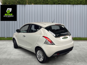 2014 Chrysler Ypsilon 1.2 Ypsilon 1.2 Se in White — image 3