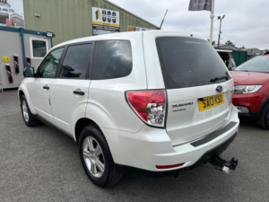 2013 Subaru Forester 2.0d X 4WD Euro 5 5dr in White — image 4