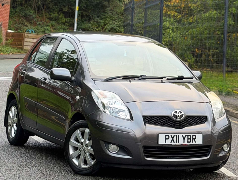 2011 Toyota Yaris 1.33 Dual Vvt-I T Spirit Hatchback 5dr Petrol Manual Euro 5 (s/s) (101 Ps) in Grey — image 1