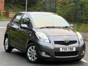 2011 Toyota Yaris 1.33 Dual Vvt-I T Spirit Hatchback 5dr Petrol Manual Euro 5 (s/s) (101 Ps) in Grey — image 2