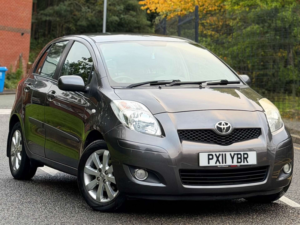2011 Toyota Yaris 1.33 Dual Vvt-I T Spirit Hatchback 5dr Petrol Manual Euro 5 (s/s) (101 Ps) in Grey — image 4