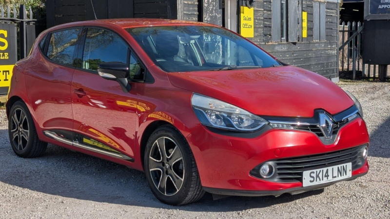 2014 Renault Clio 1.2 16v Dynamique Medianav Hatchback 5dr Petrol Manual Euro 5 (75 Ps) in Red — image 1
