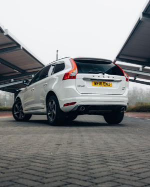 2016 Volvo Xc60 2.4 D5 R-Design Nav SUV 5dr Diesel Auto AWD Euro 6 (s/s) (220 Ps) in White — image 3