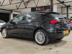 2016 Vauxhall Astra 1.4i Turbo Elite Nav Euro 6 5dr in Black — image 6