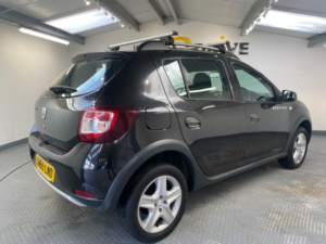 2015 Dacia Sandero Stepway 0.9 Tce Laureate Hatchback 5dr Petrol Manual Euro 6 (s/s) (90 Ps) in Black — image 5