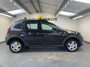 2015 Dacia Sandero Stepway 0.9 Tce Laureate Hatchback 5dr Petrol Manual Euro 6 (s/s) (90 Ps) in Black — image 6