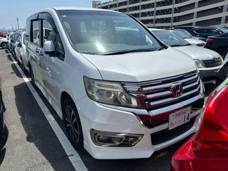 2013 Honda Stepwagon 2.0 Spada Z Cool Spirit 5dr 7 Seats in White — image 1