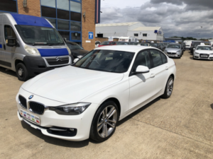 2013 BMW 3 Series 2.0 320i Sport Saloon in White — image 3