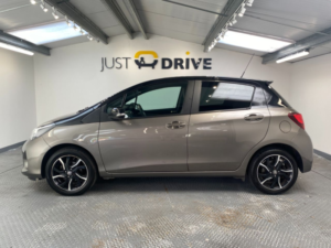 2016 Toyota Yaris 1.33 Dual Vvt-I Design Hatchback 5dr Petrol Manual Euro 6 (99 Ps) in Bronze — image 2