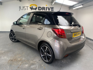 2016 Toyota Yaris 1.33 Dual Vvt-I Design Hatchback 5dr Petrol Manual Euro 6 (99 Ps) in Bronze — image 3