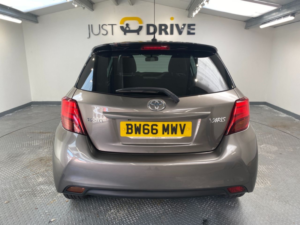 2016 Toyota Yaris 1.33 Dual Vvt-I Design Hatchback 5dr Petrol Manual Euro 6 (99 Ps) in Bronze — image 4