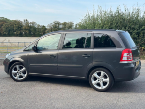 2013 Vauxhall Zafira 1.6 16v Exclusiv Euro 5 5dr in Grey — image 5