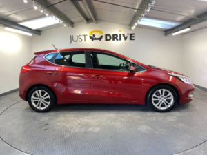 2013 Kia Ceed 1.6 Crdi Ecodynamics 2 Hatchback 5dr Diesel Manual Euro 5 (s/s) (126 Bhp) in Red — image 6