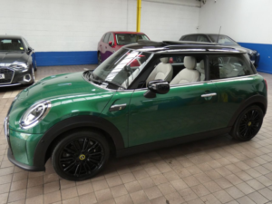 2023 MINI Electric Hatch Cooper Se 32.6kwh Level 3 Hatchback 3dr Electric Auto (184 Ps) in Green — image 4