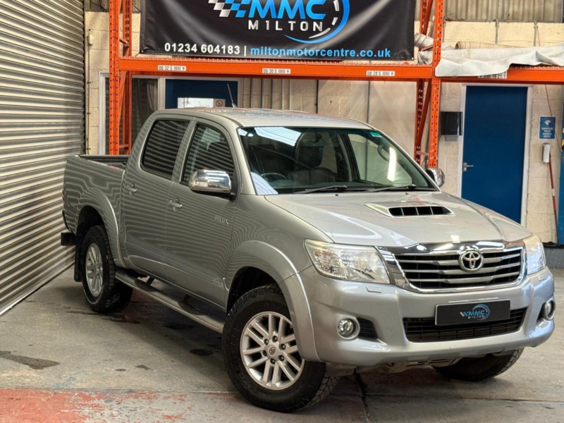 2015 Toyota Hilux 3.0 D-4d Invincible Auto 4WD Euro 5 4dr in Silver — image 1